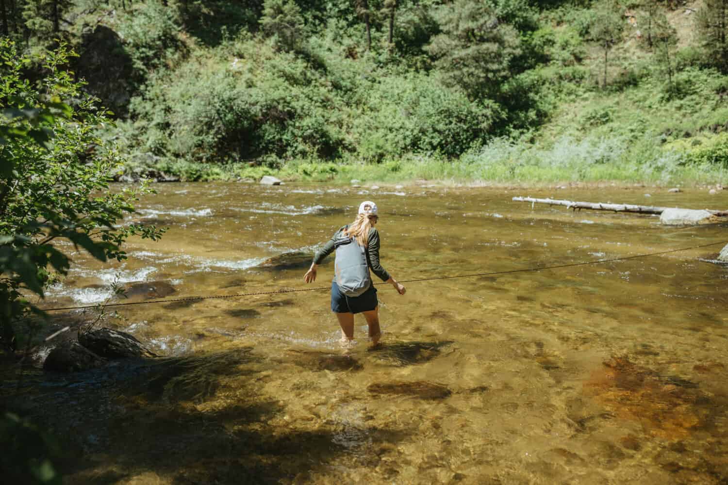 Emily Mandagie cruza el río Payette Middle Fork cerca de Crouch, Idaho