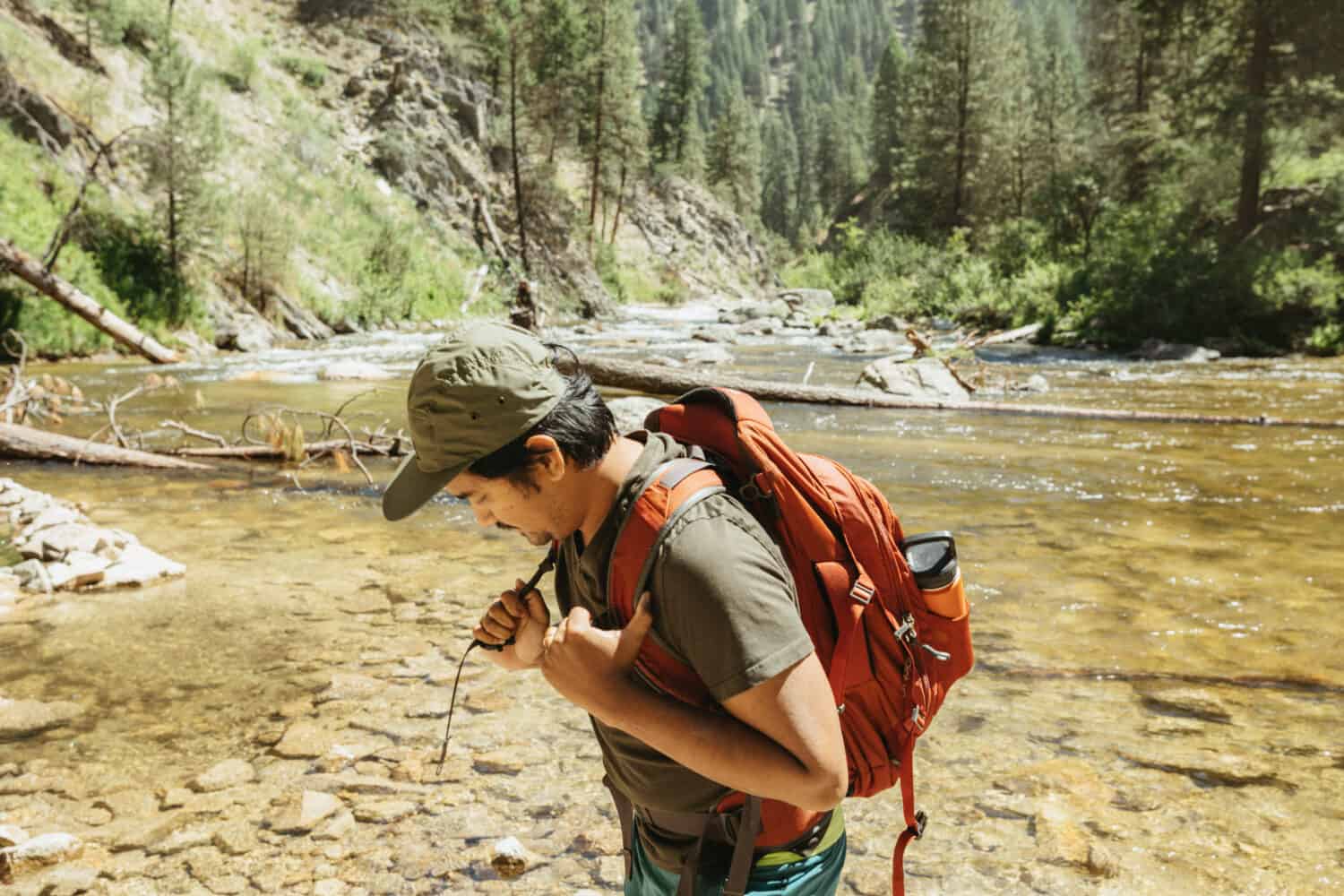 Berty Mandagie cruza el río Payette de Middle Fork en Idaho