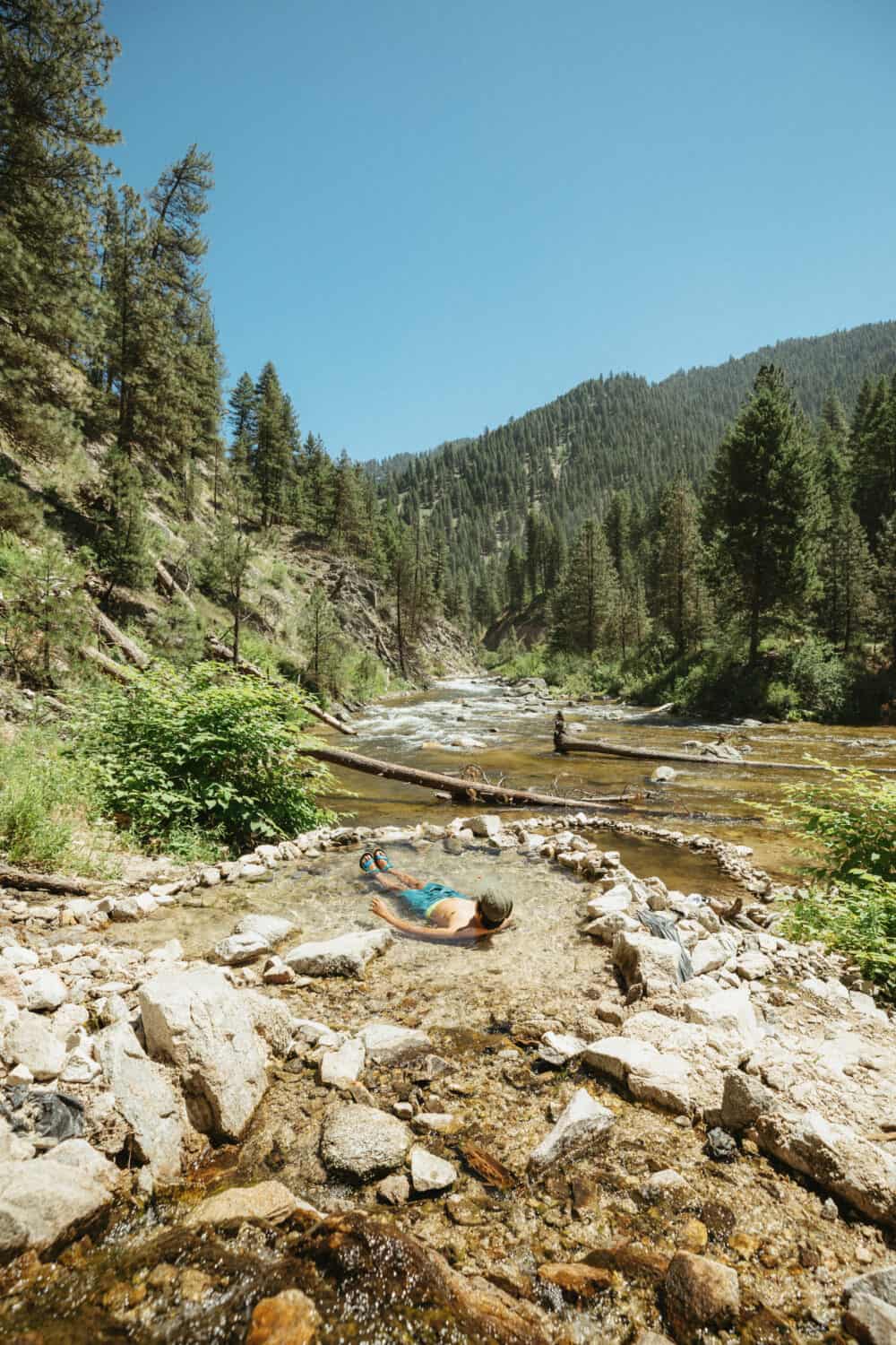 Berty Mandagie se baña en las piscinas escalonadas en Rocky Canyon Hot Springs