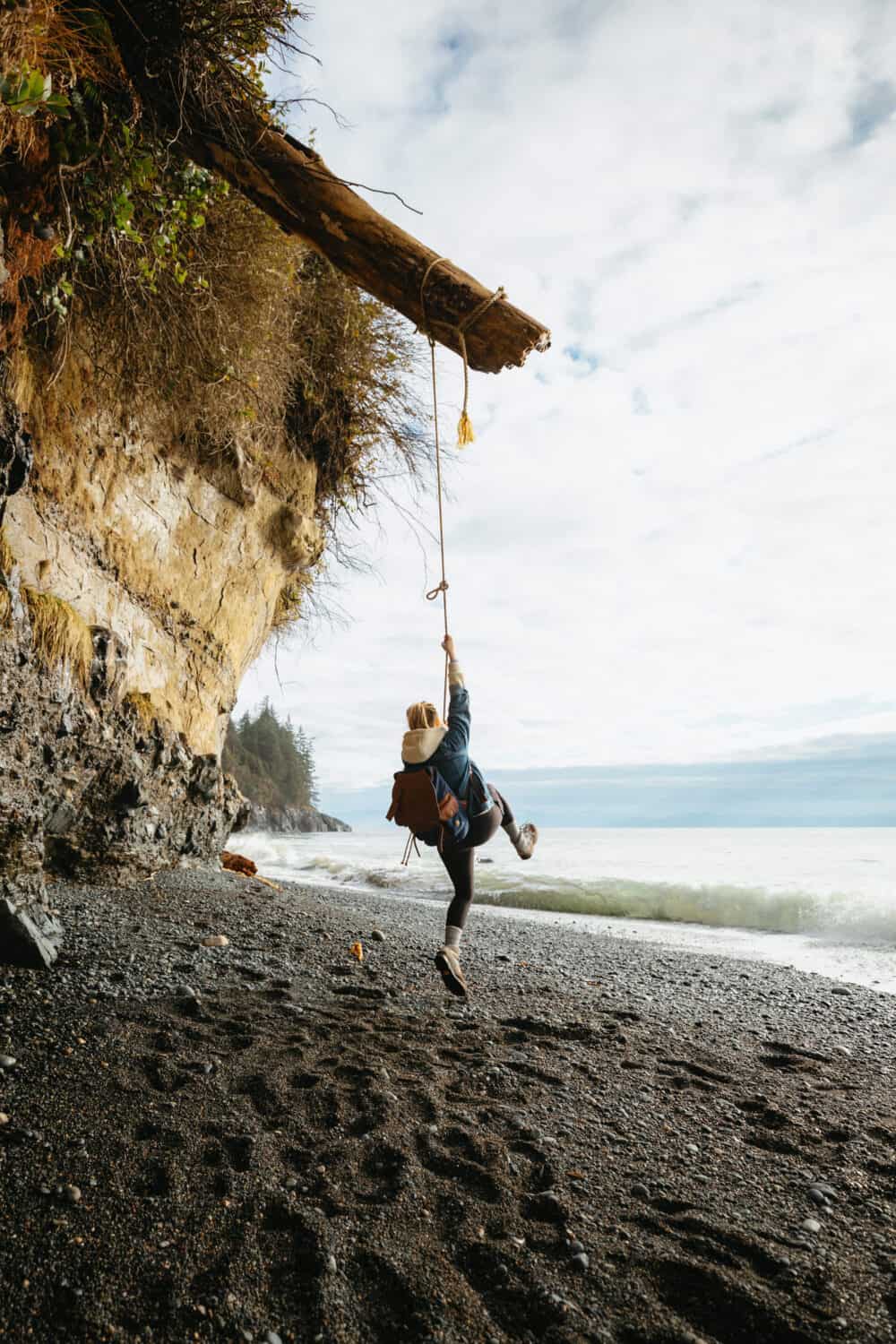 Emily Mandagie en columpio de cuerda en Mystic Beach, isla de Vancouver - TheMandagies.com
