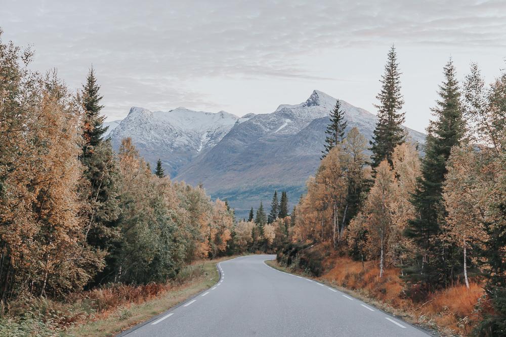 Helgeland en el norte de Noruega en otoño