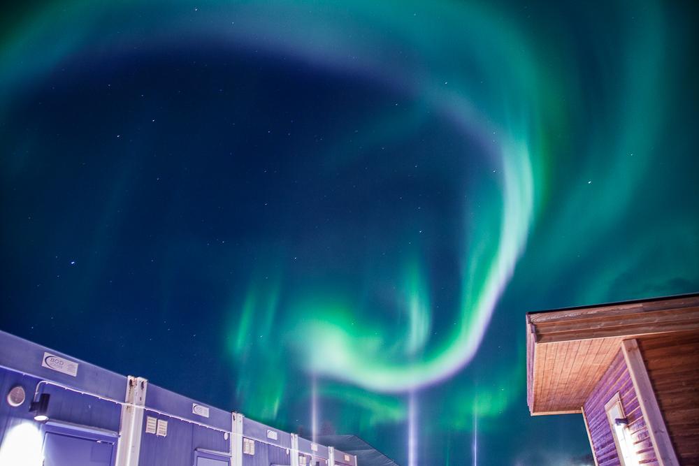 auroras boreales rosadas y verdes en abisko suecia laponia