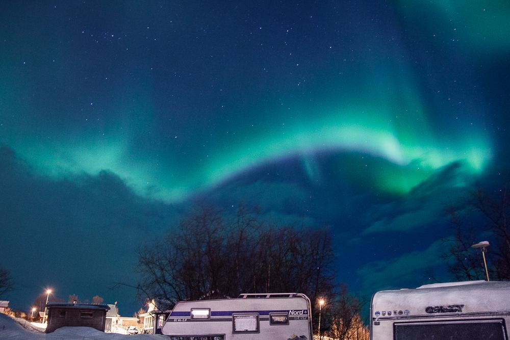 Aurora rosa y verde en Abisko Suecia Laponia foto