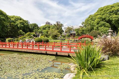 El puente plano y el puente de arco que cruzan el estanque en el Jardín Japonés de Buenos Aires.