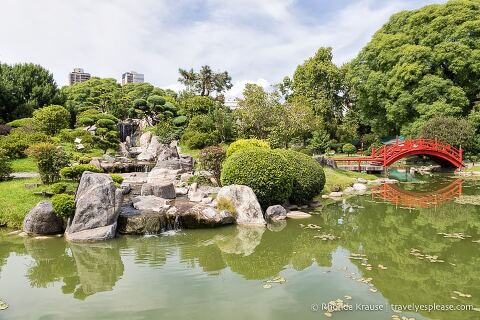 Cascada, estanque y puente de arco en el Jardín Japonés de Buenos Aires.