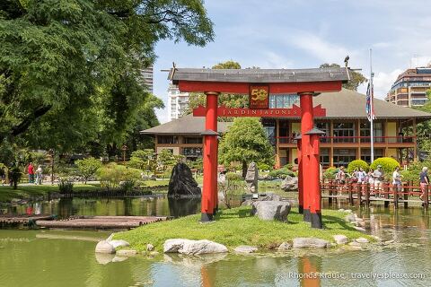 Puerta Torii y Centro Cultural en el Jardín Japonés de Buenos Aires.