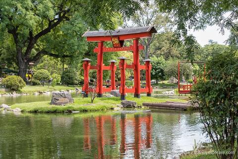 Puerta Torii y estanque en el Jardín Japonés de Buenos Aires.