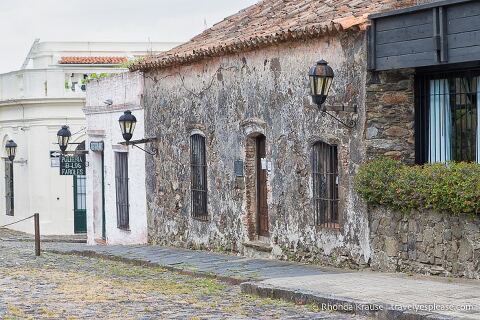 El faro de Colonia del Sacramento se eleva sobre las copas de los árboles.