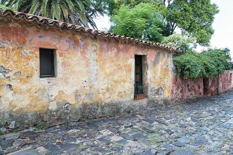 Calle empedrada y arquitectura colonial en el distrito histórico de Colonia del Sacramento.