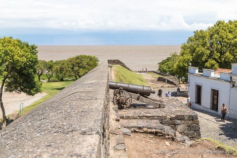 Cañón en la parte superior de las murallas de la ciudad de Colonia del Sacramento.