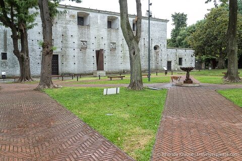 Pasarelas de ladrillo en un parque junto a la Basílica del Santísimo Sacramento.