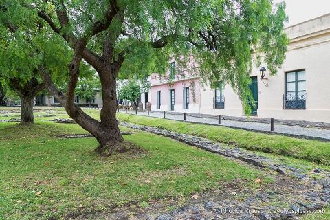 Cimientos de piedra de la casa del gobernador.