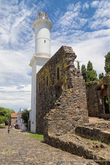 Faro de Colonia del Sacramento y ruinas del monasterio.