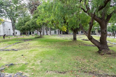 Los árboles y la hierba crecen en el antiguo sitio de la Casa del Gobernador.