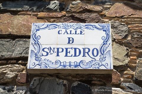 Señal de calle con azulejos azules y blancos.
