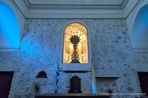 Interior de la Basílica del Santísimo Sacramento en Colonia del Sacramento.