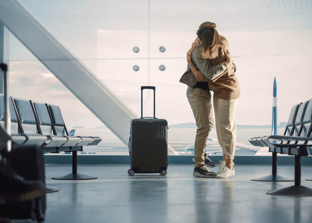 Dos personas se abrazan en un aeropuerto