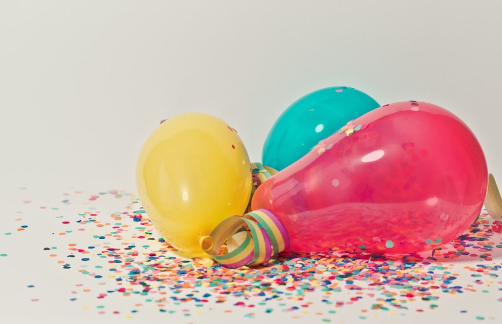 globos de fiesta y confeti