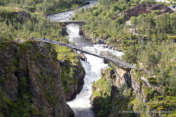 Puente escalonado sobre el río Bjoreio y la cascada.