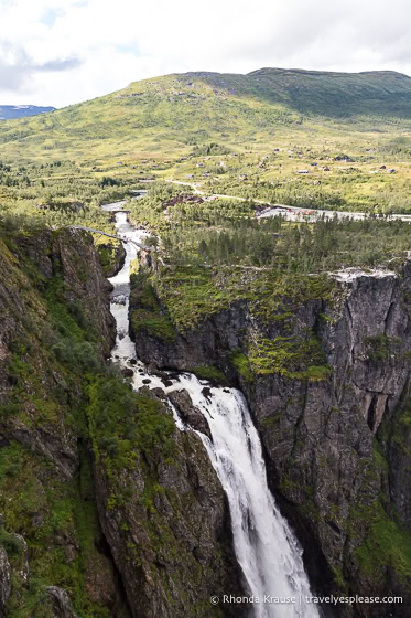 Vøringsfossen y el río Bjoreio con una colina al fondo.