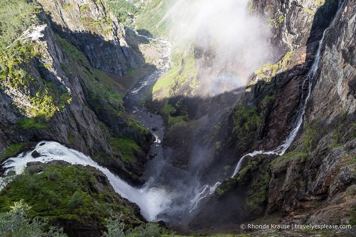 Dos cascadas, una frente a la otra, descienden por las paredes del valle de Måbødalen.