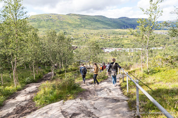 Turistas en el camino pedregoso.
