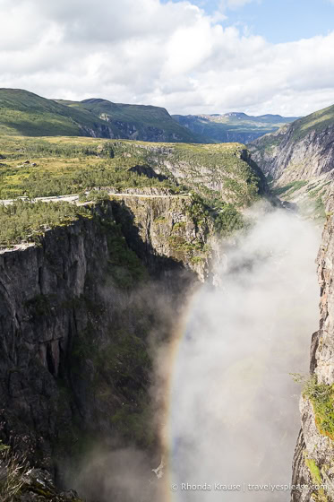 Arco iris y niebla en el valle.