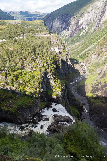 Encima de la cascada y el valle debajo.