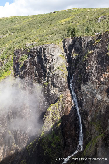 La cascada desemboca en el valle.